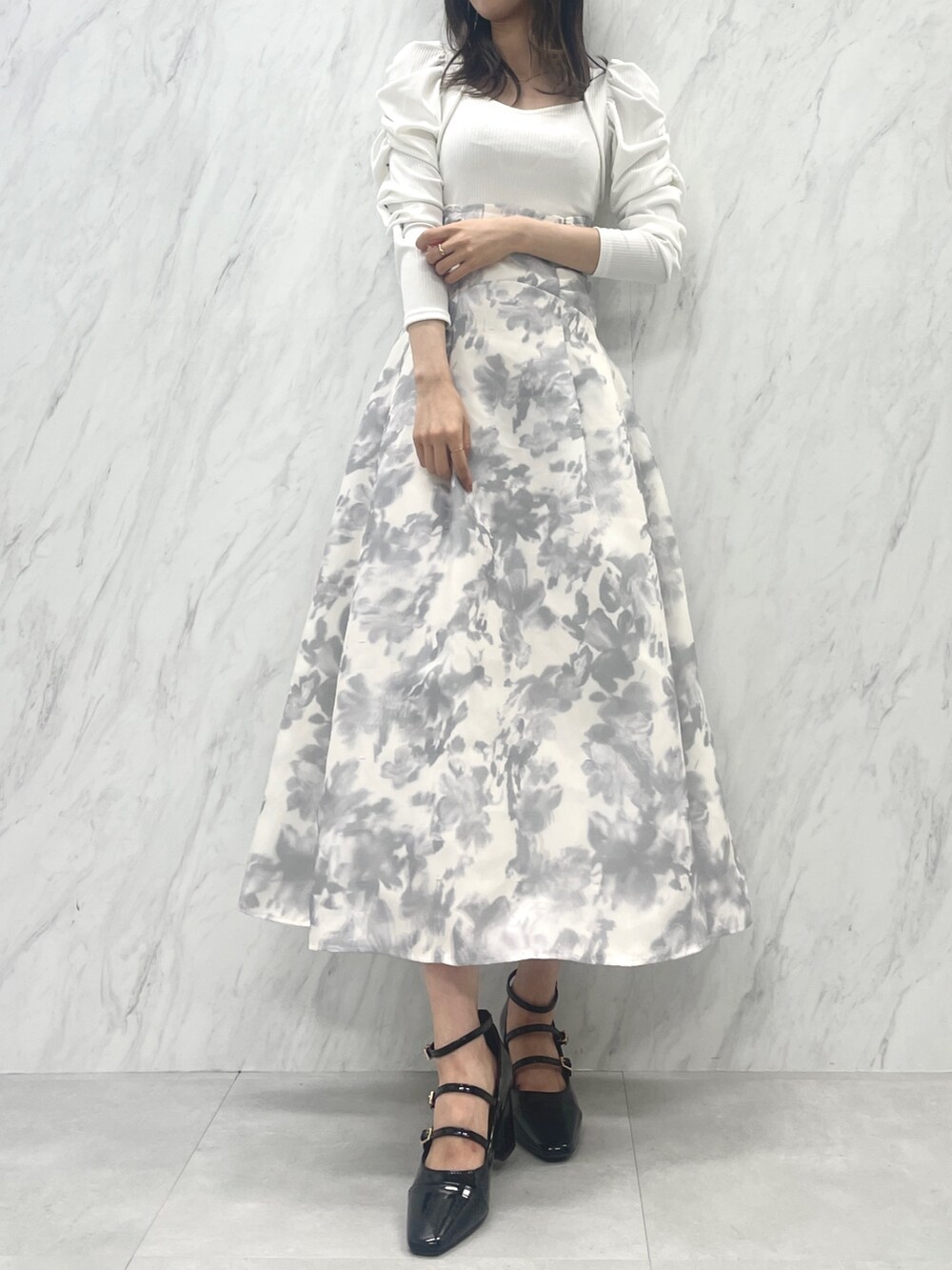 ホワイト系のワンピース、ブラック系のパンプスを着用したレディースの秋コーディネートの3枚目の写真