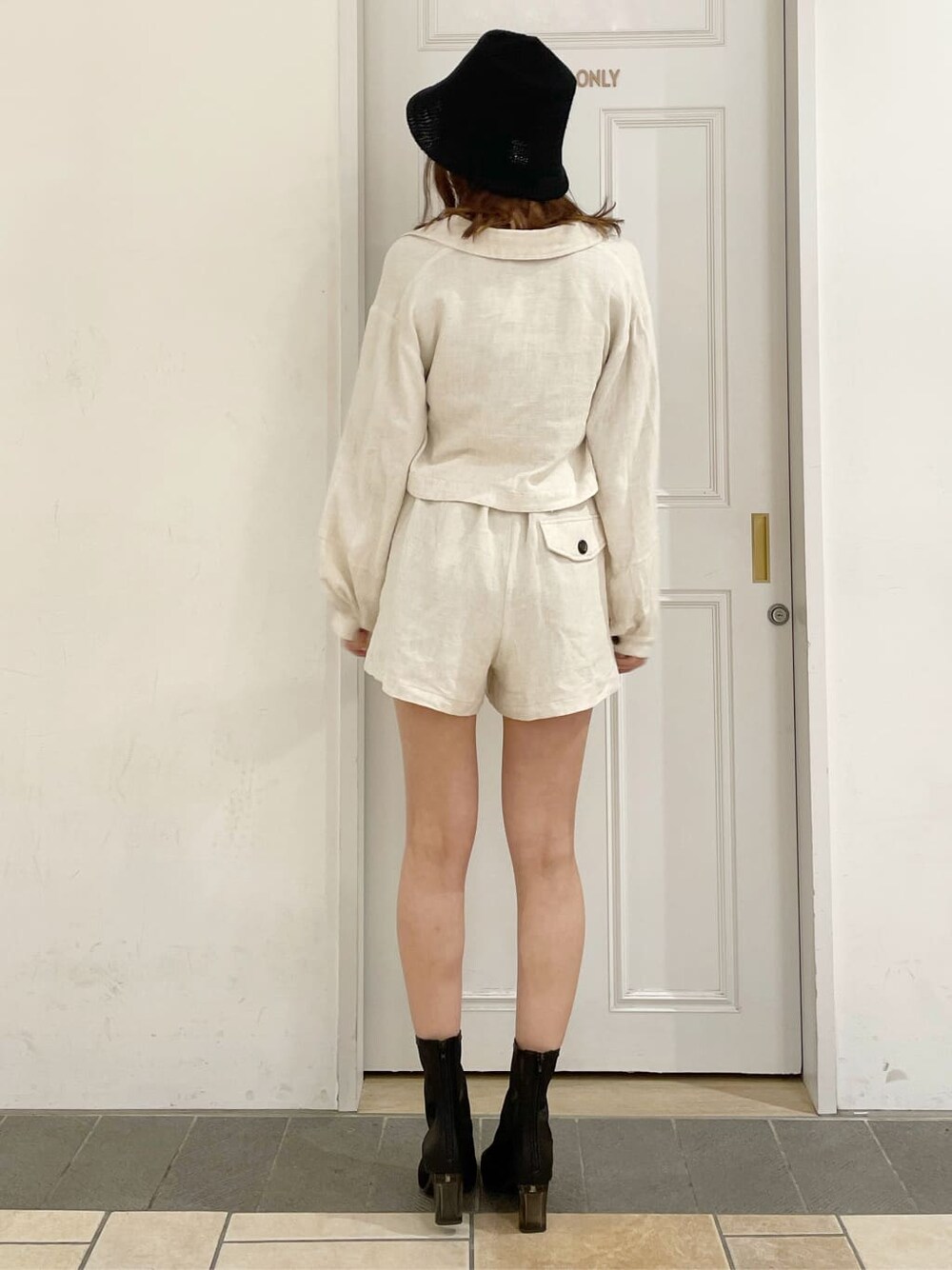 ベージュ系のシャツ/ブラウス、ベージュ系のその他パンツ、ベージュ系のニット/セーターを着用したレディースの春コーディネートの2枚目の写真