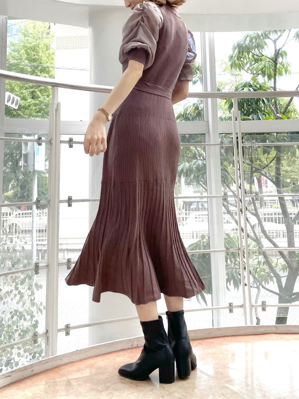 ブラウン系のワンピース、ブラック系のブーツを着用したレディースの秋コーディネートの4枚目の写真