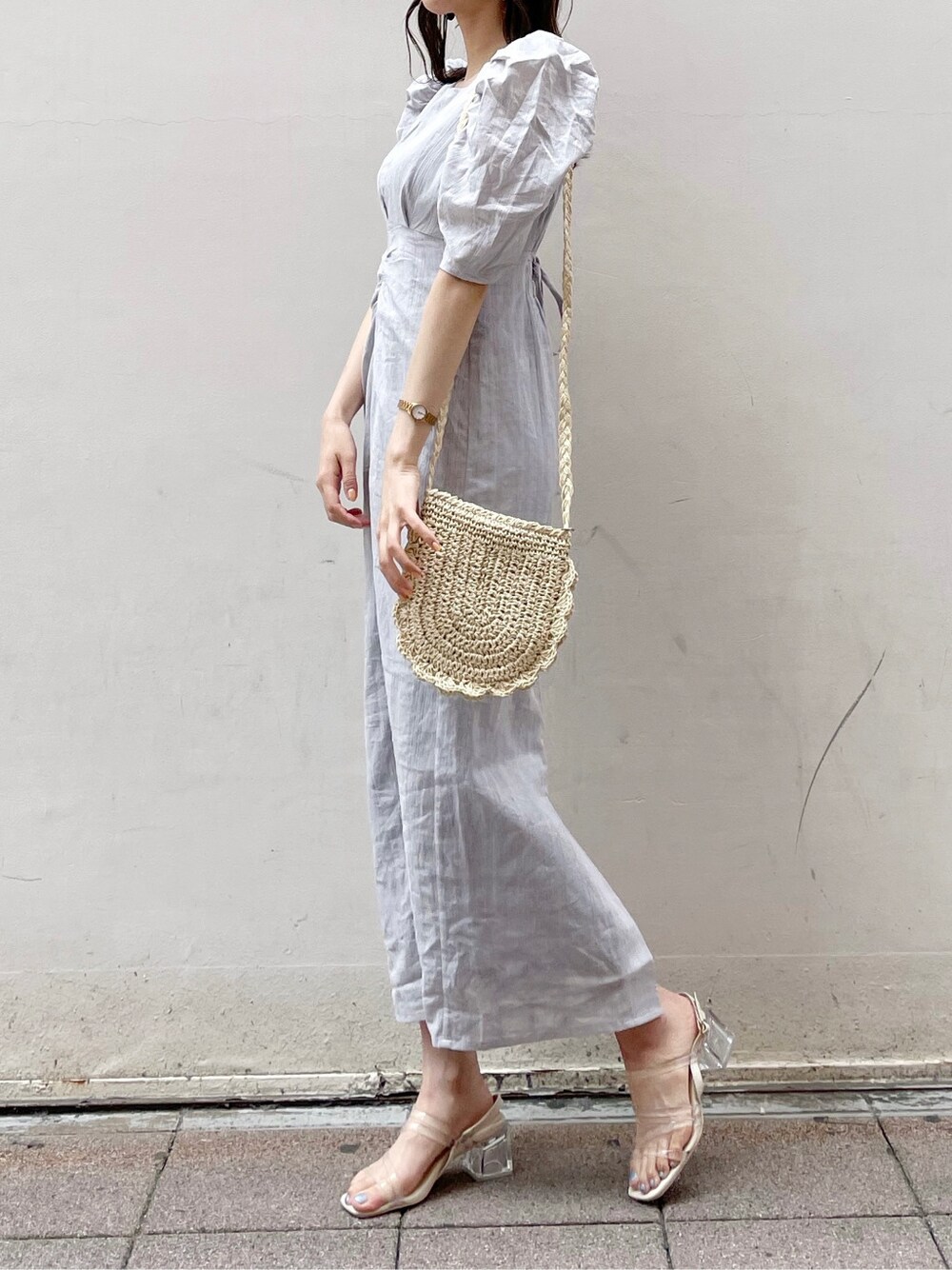 ブルー系のワンピース、その他のサンダルを着用したレディースの春コーディネートの4枚目の写真