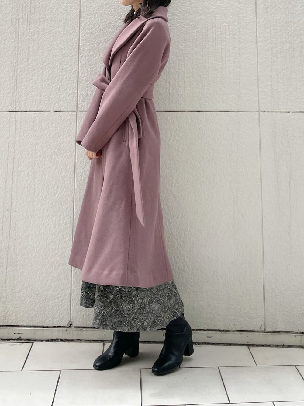 ピンク系のその他アウター、ブラック系のブーツ、ブラック系のスカートを着用したレディースの秋コーディネートの2枚目の写真