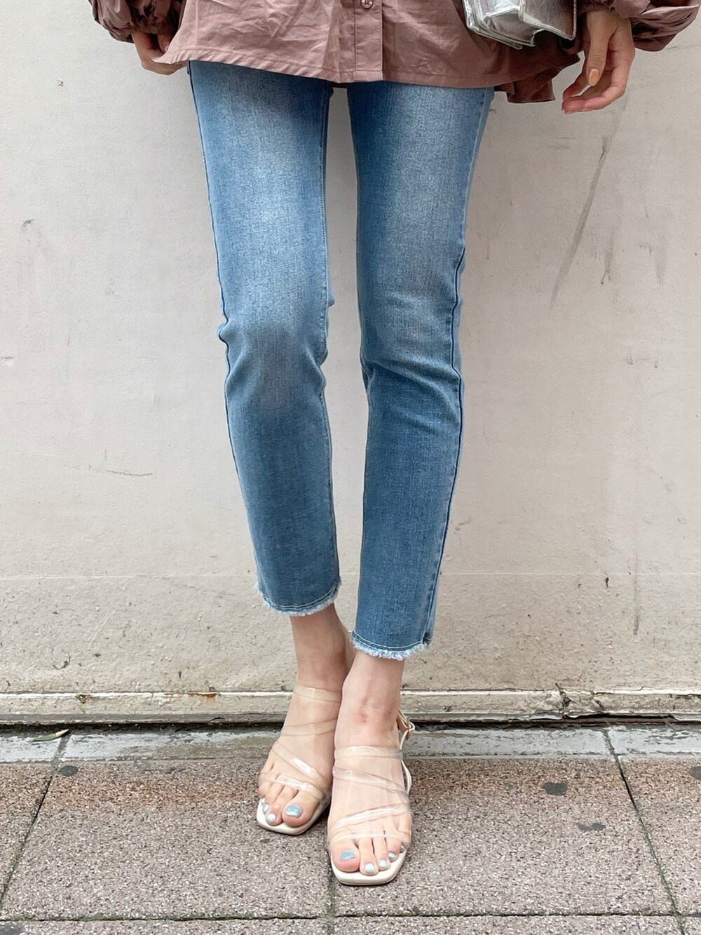 シルバー系のショルダーバッグ、ブルー系のデニムパンツ、ブラウン系のシャツ/ブラウスを着用したレディースの春コーディネートの9枚目の写真