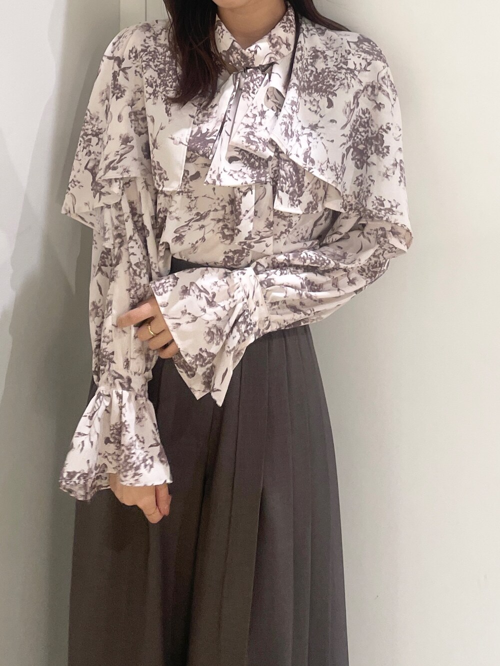 ピンク系のシャツ/ブラウス、グレー系のその他パンツ、ブラック系のローファーを着用したレディースの秋コーディネートの4枚目の写真