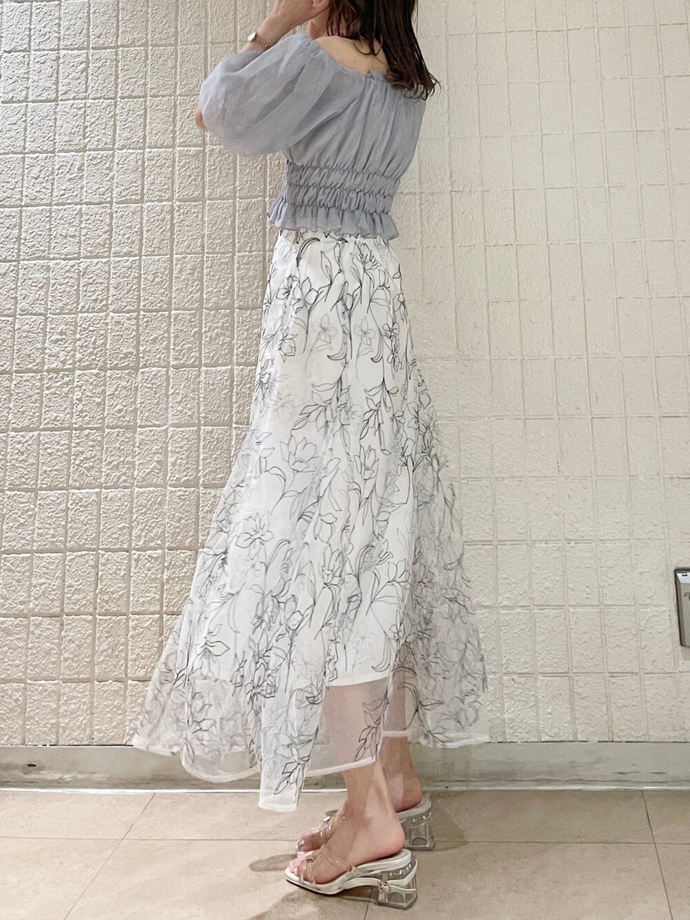 ホワイト系のサンダル、グレー系のシャツ/ブラウス、ホワイト系のスカートを着用したレディースの夏コーディネートの3枚目の写真