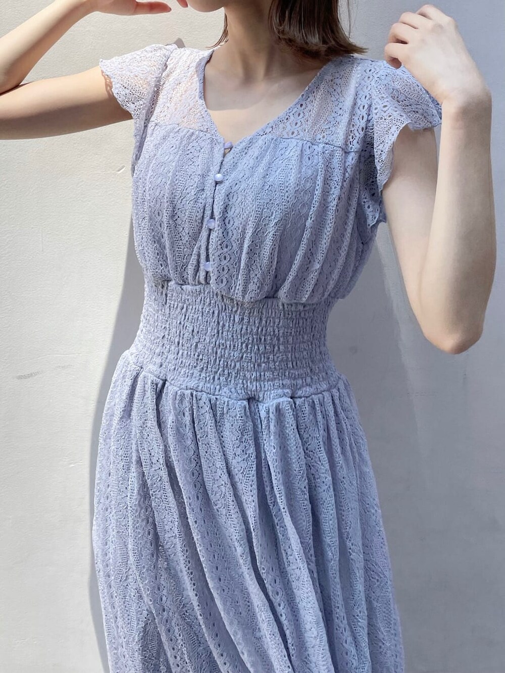 その他のサンダル、ブルー系のワンピース、その他のサンダルを着用したレディースの夏コーディネートの4枚目の写真