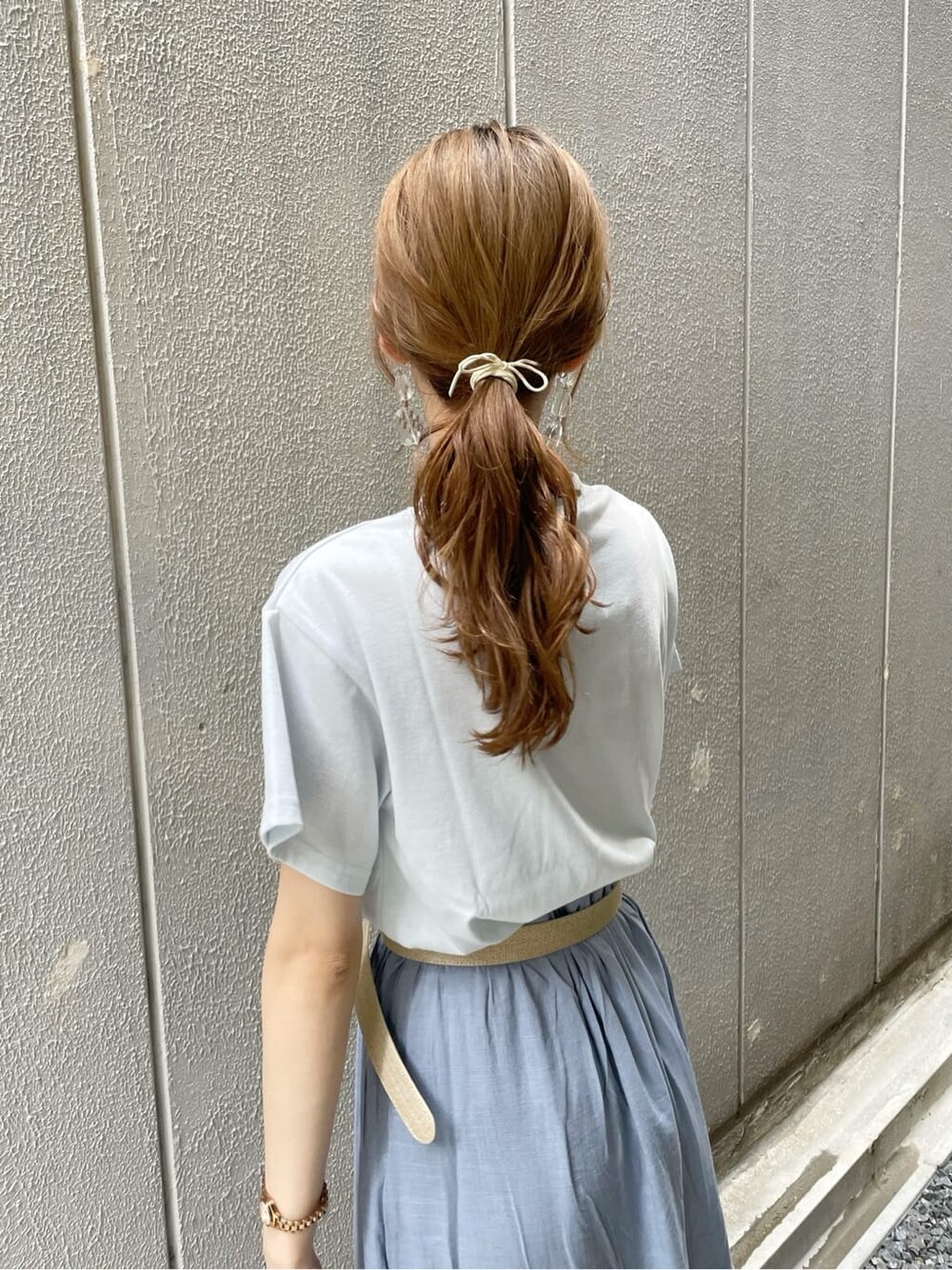 ブルー系のスカート、その他のサンダル、ブルー系のTシャツ/カットソーを着用したレディースの夏コーディネートの6枚目の写真