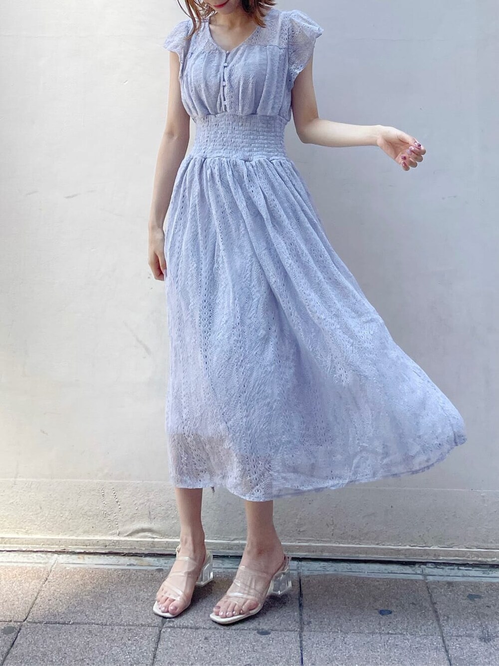 その他のサンダル、ブルー系のワンピース、その他のサンダルを着用したレディースの夏コーディネートの3枚目の写真