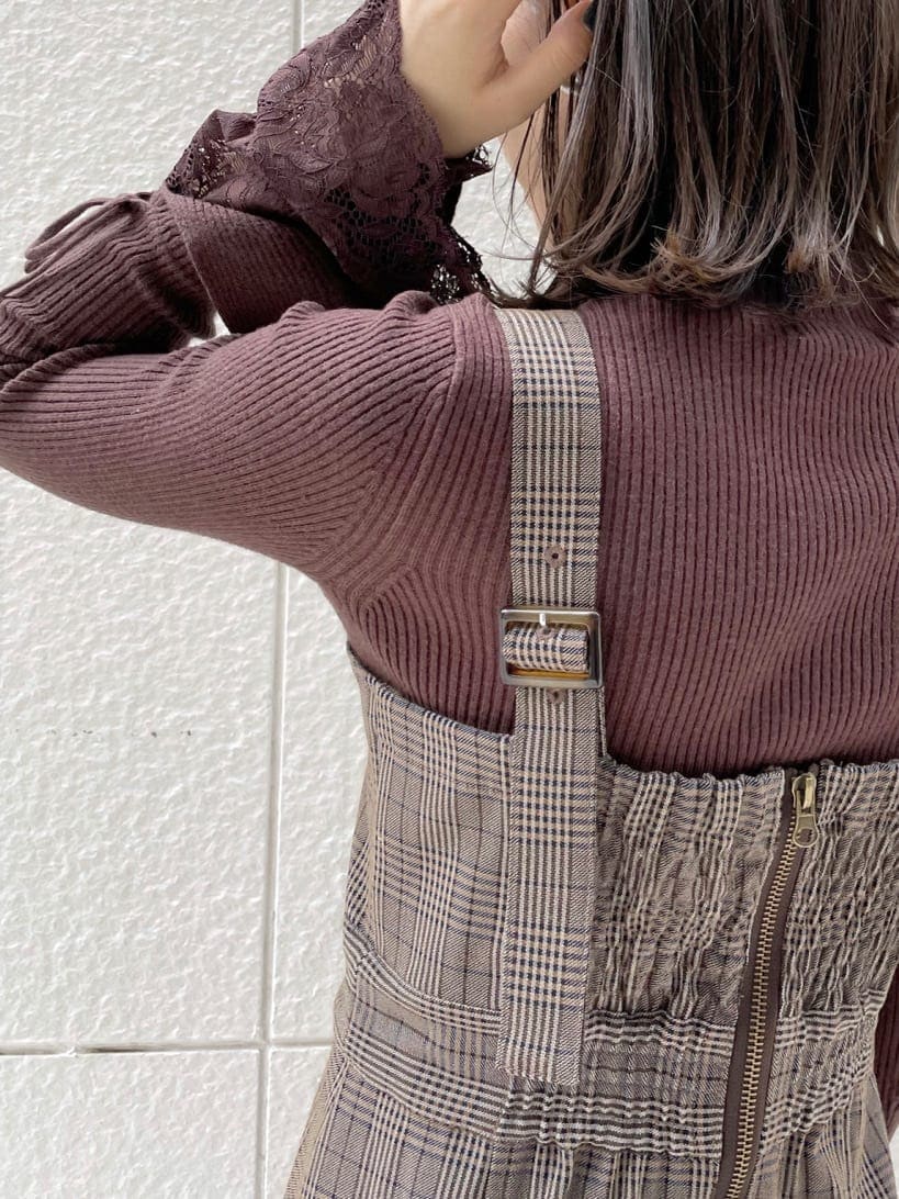 ベージュ系のライダースジャケット、ブラック系のブーツ、その他のジャンパースカートを着用したレディースの秋コーディネートの9枚目の写真