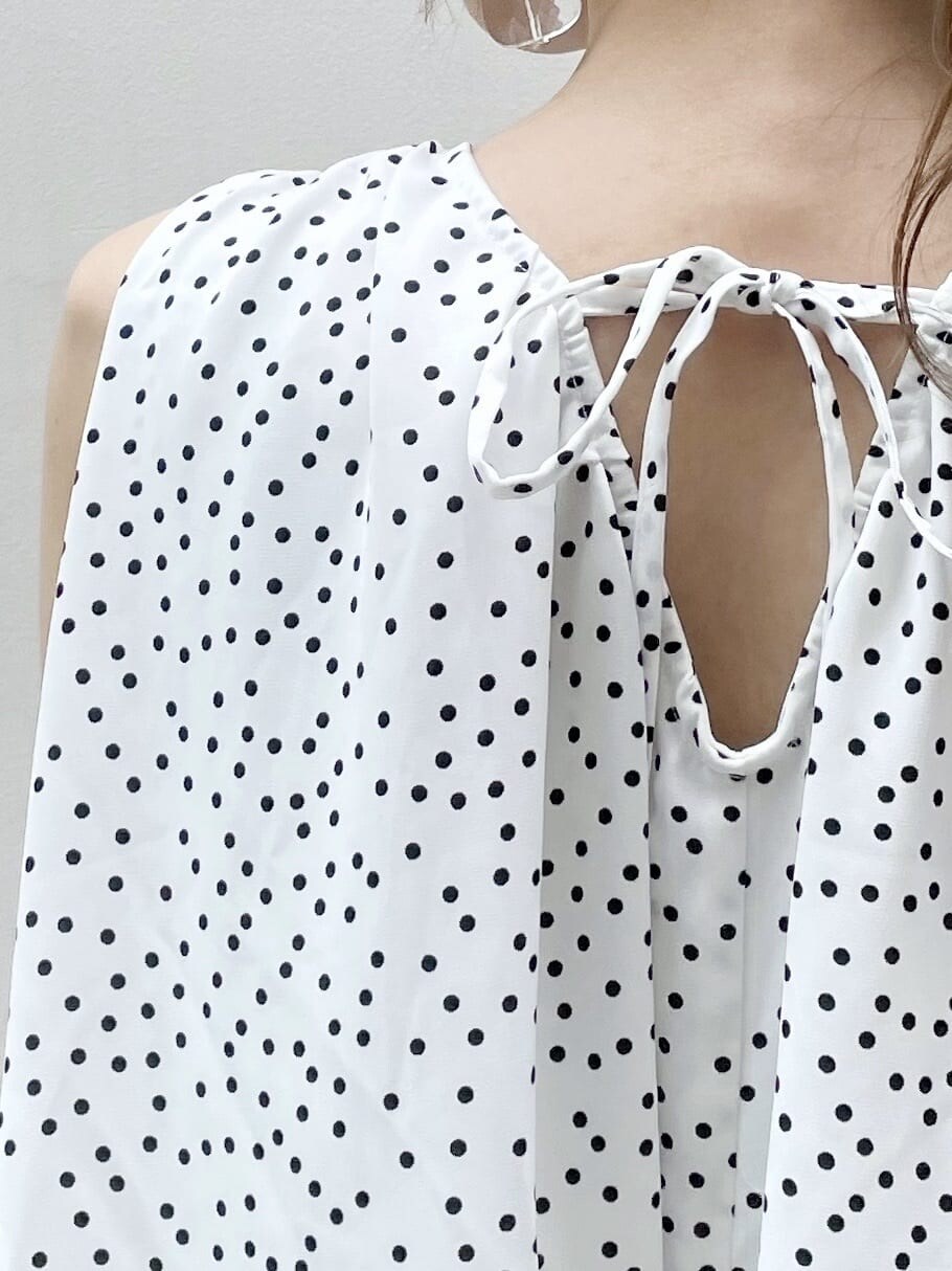 オレンジ系のサンダル、ホワイト系のワンピース、ゴールド系のブレスレットを着用したレディースの夏コーディネートの8枚目の写真