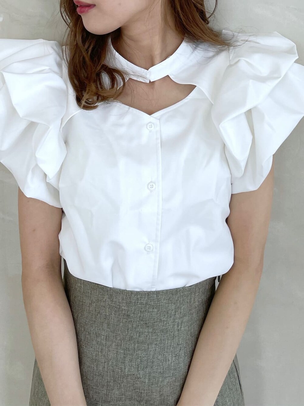 ホワイト系のシャツ/ブラウス、グリーン系のスカート、ブラック系のパンプスを着用したレディースの秋コーディネートの4枚目の写真