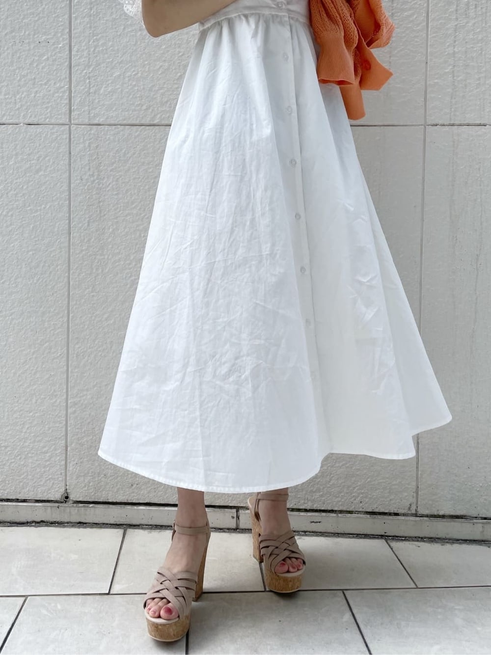 ホワイト系のワンピース、ベージュ系のサンダル、オレンジ系のカーディガン/ボレロを着用したレディースの春コーディネートの10枚目の写真