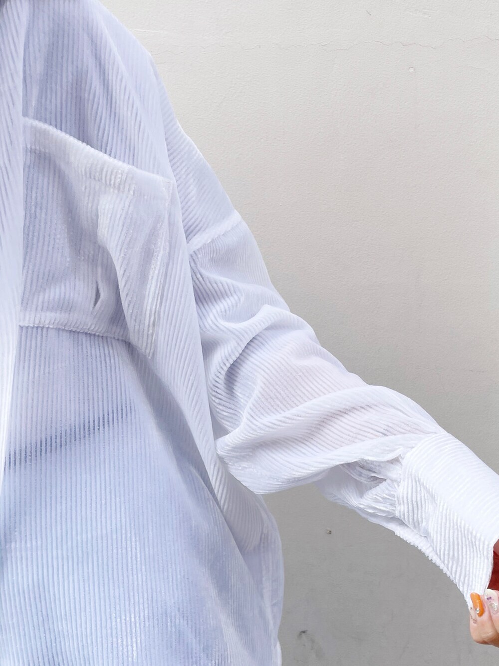 ホワイト系のシャツ/ブラウス、ブルー系のワンピース、ブラック系のパンプスを着用したレディースの冬コーディネートの5枚目の写真