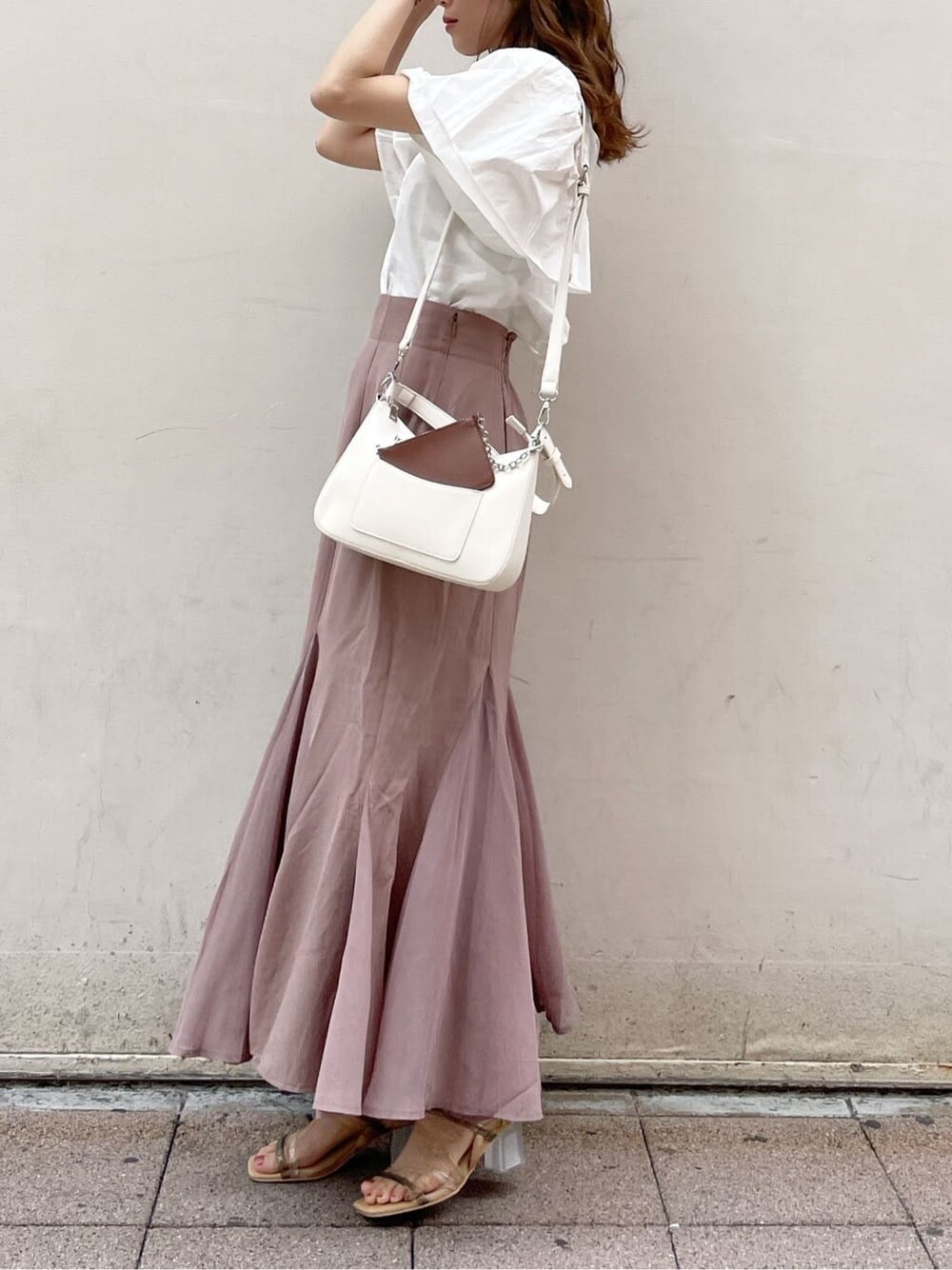 その他のサンダル、ホワイト系のシャツ/ブラウス、ホワイト系のハンドバッグを着用したレディースの春コーディネートの3枚目の写真