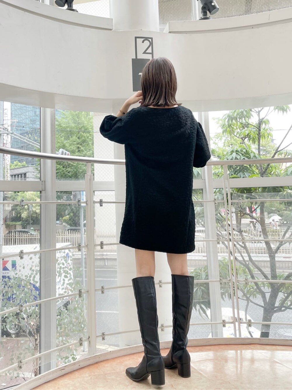 ブラック系のチュニック、ホワイト系のその他アウター、ブラック系のブーツを着用したレディースの夏コーディネートの8枚目の写真