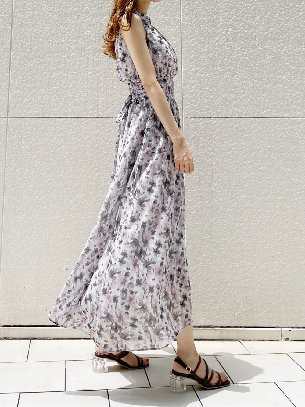 ブラウン系のハンドバッグ、ブラウン系のサンダル、ピンク系のワンピースを着用したレディースの夏コーディネートの3枚目の写真