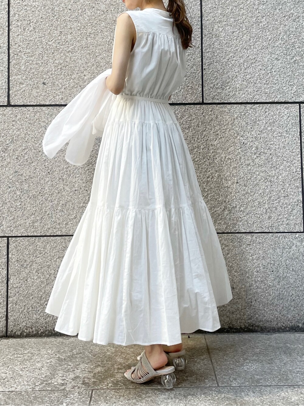 グレー系のサンダル、ホワイト系のシャツ/ブラウス、ホワイト系のワンピースを着用したレディースの春コーディネートの3枚目の写真