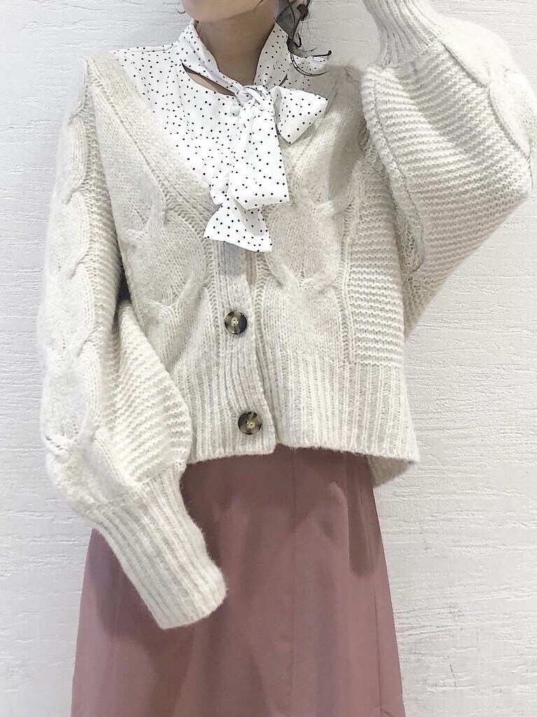 ホワイト系のシャツ/ブラウス、ホワイト系のカーディガン/ボレロ、ベージュ系のスカートを着用したレディースの秋コーディネートの3枚目の写真