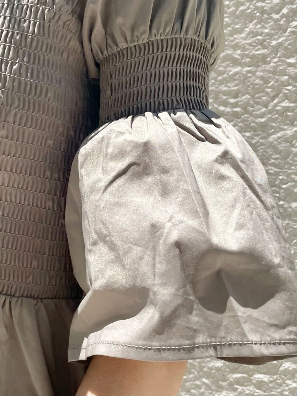 ブラウン系のサンダル、ベージュ系のワンピースを着用したレディースの夏コーディネートの9枚目の写真