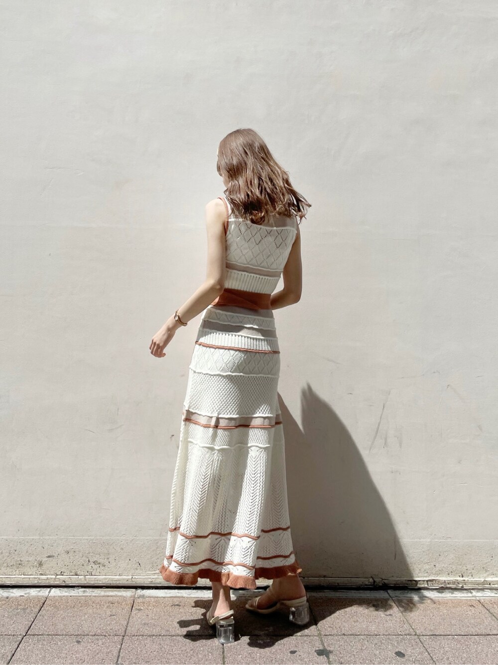 オレンジ系のシャツ/ブラウス、オレンジ系のワンピース、その他のサンダルを着用したレディースの春コーディネートの7枚目の写真