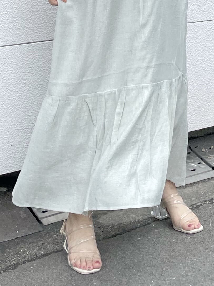 ホワイト系のシャツ/ブラウス、グリーン系のワンピース、その他のサンダルを着用したレディースの夏コーディネートの9枚目の写真