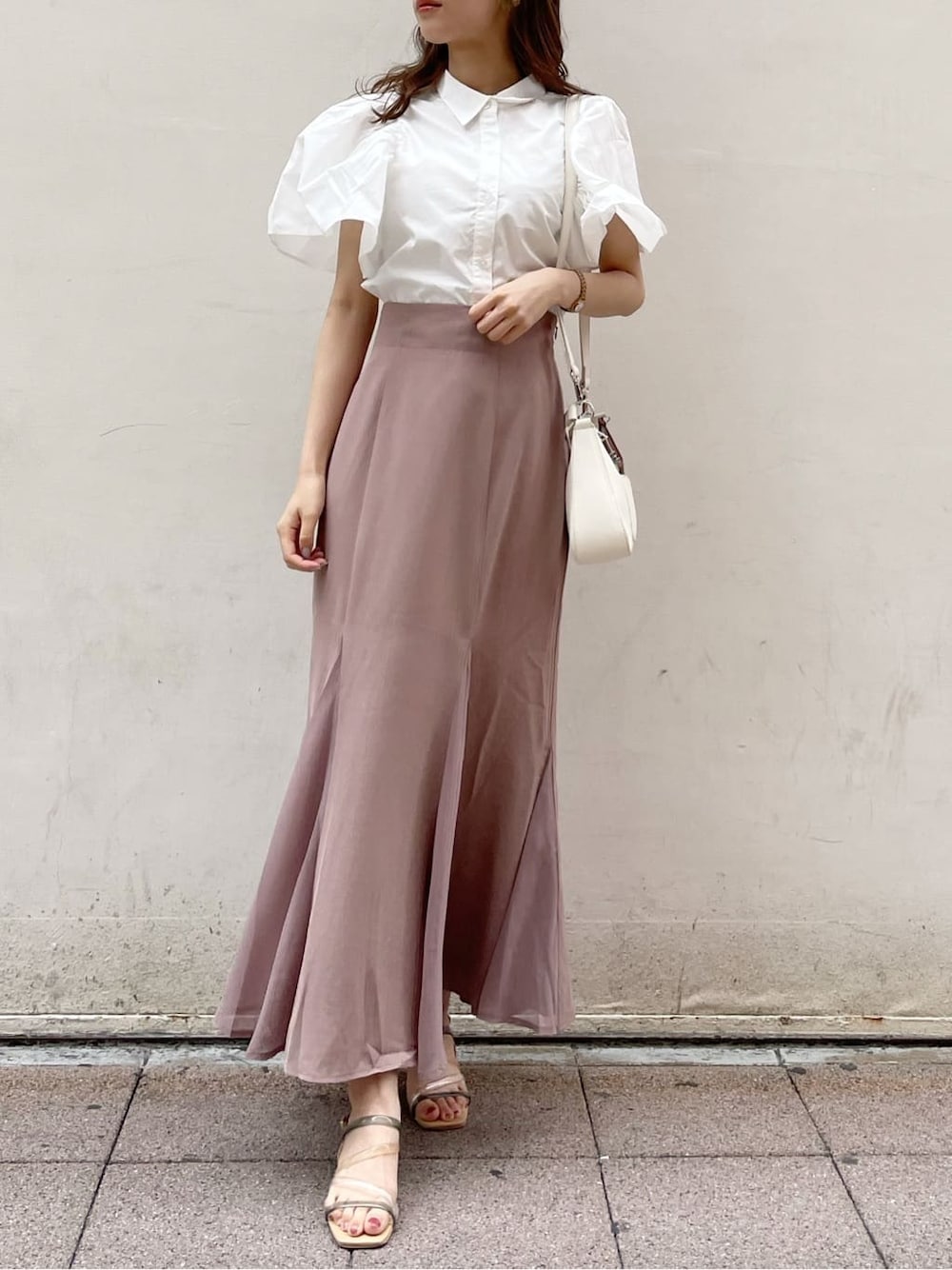 その他のサンダル、ホワイト系のシャツ/ブラウス、ホワイト系のハンドバッグを着用したレディースの春コーディネートの2枚目の写真