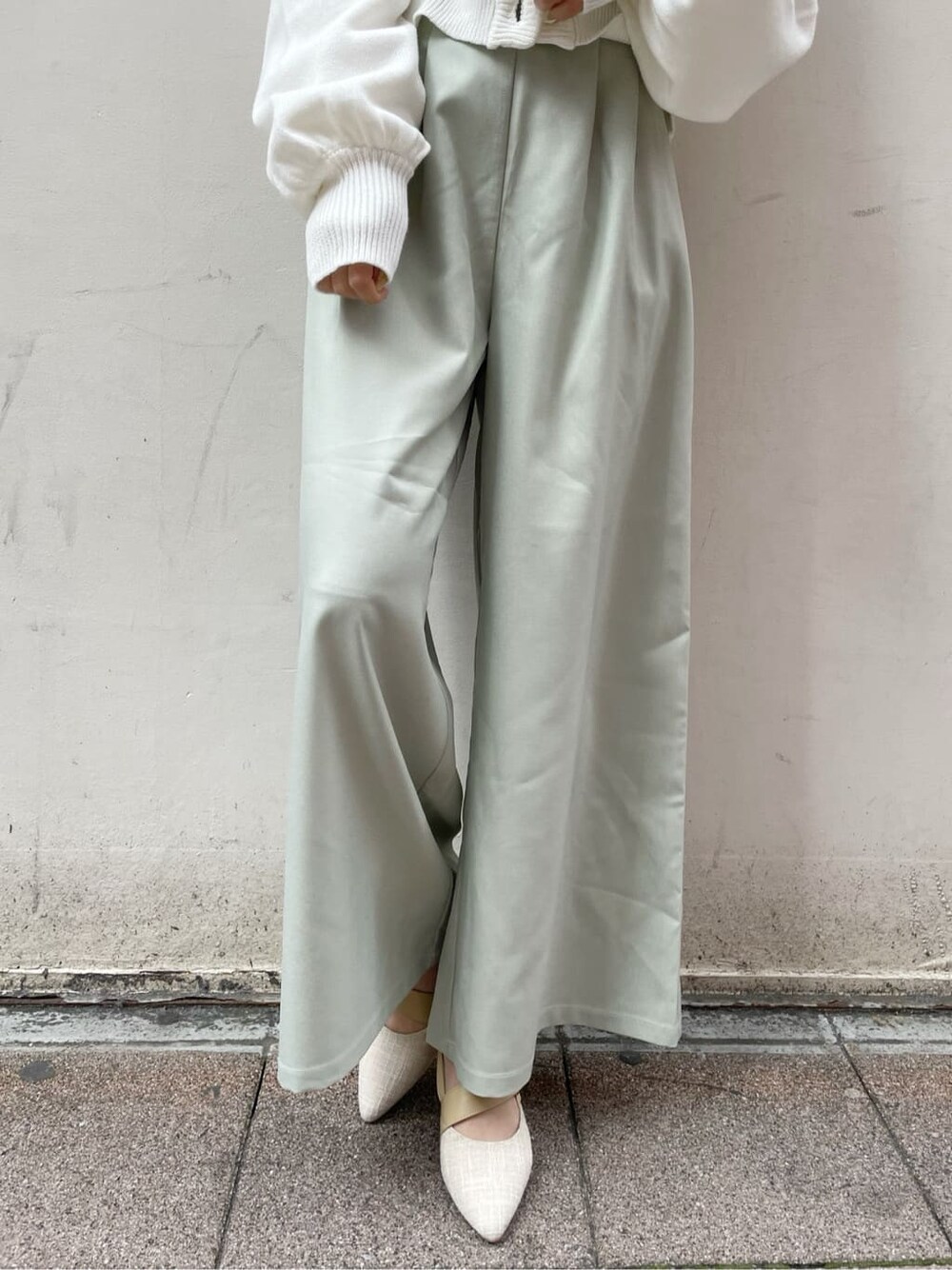 グリーン系のその他パンツ、ホワイト系のシャツ/ブラウス、ホワイト系のカーディガン/ボレロを着用したレディースの冬コーディネートの9枚目の写真