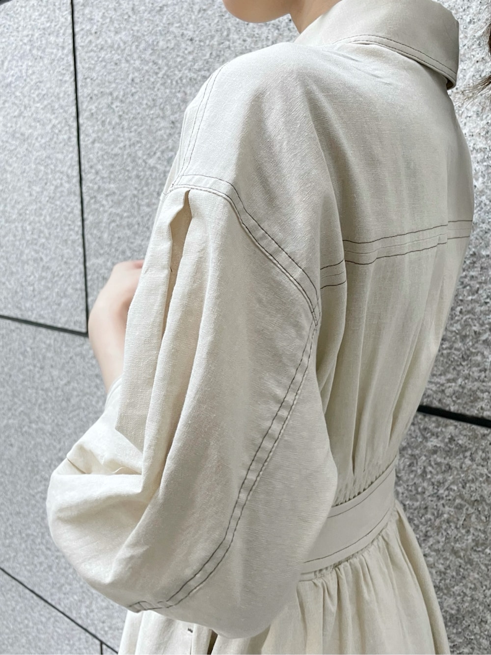 グリーン系のショルダーバッグ、ホワイト系のワンピース、その他のサンダルを着用したレディースの夏コーディネートの8枚目の写真