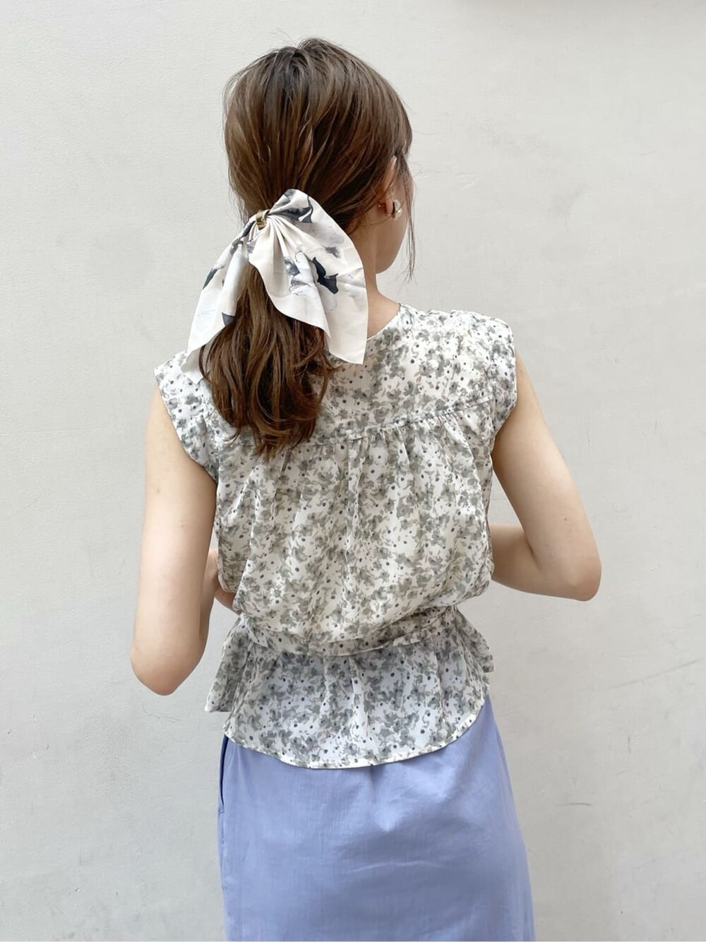 その他のTシャツ/カットソー、ブルー系のスカート、ベージュ系のサンダルを着用したレディースの夏コーディネートの7枚目の写真