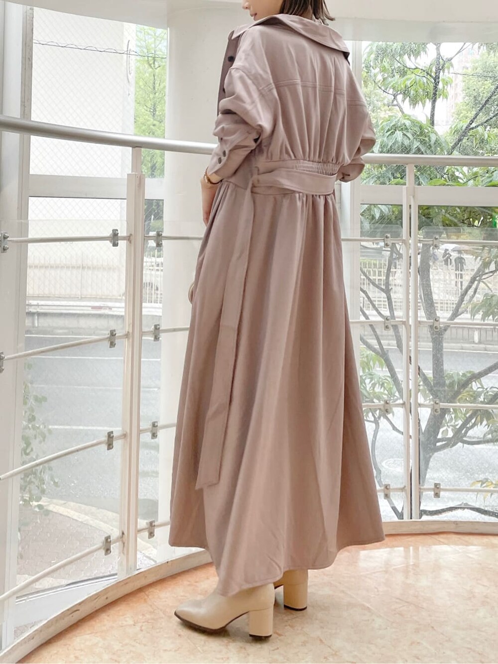 ホワイト系のワンピース、ベージュ系のワンピース、ベージュ系のブーツを着用したレディースの秋コーディネートの2枚目の写真