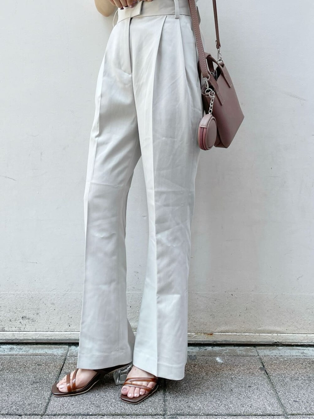 ブラウン系のハンドバッグ、ブラウン系のサンダル、ブラウン系のサンダルを着用したレディースの夏コーディネートの9枚目の写真