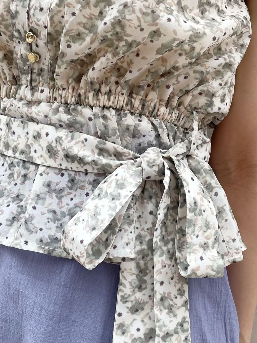 その他のTシャツ/カットソー、ブルー系のスカート、ベージュ系のサンダルを着用したレディースの夏コーディネートの9枚目の写真