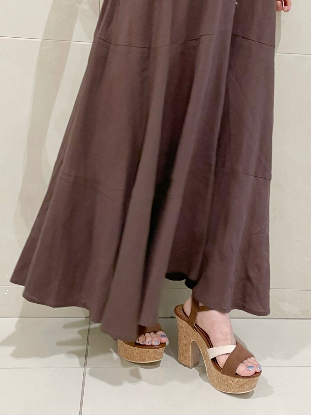 その他のサンダル、その他のシャツ/ブラウス、ブラウン系のワンピースを着用したレディースの春コーディネートの9枚目の写真