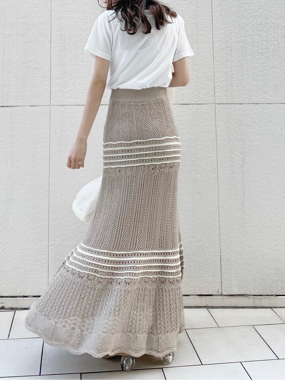 イエロー系のサンダル、ホワイト系のTシャツ/カットソー、ホワイト系のシャツ/ブラウスを着用したレディースの春コーディネートの6枚目の写真