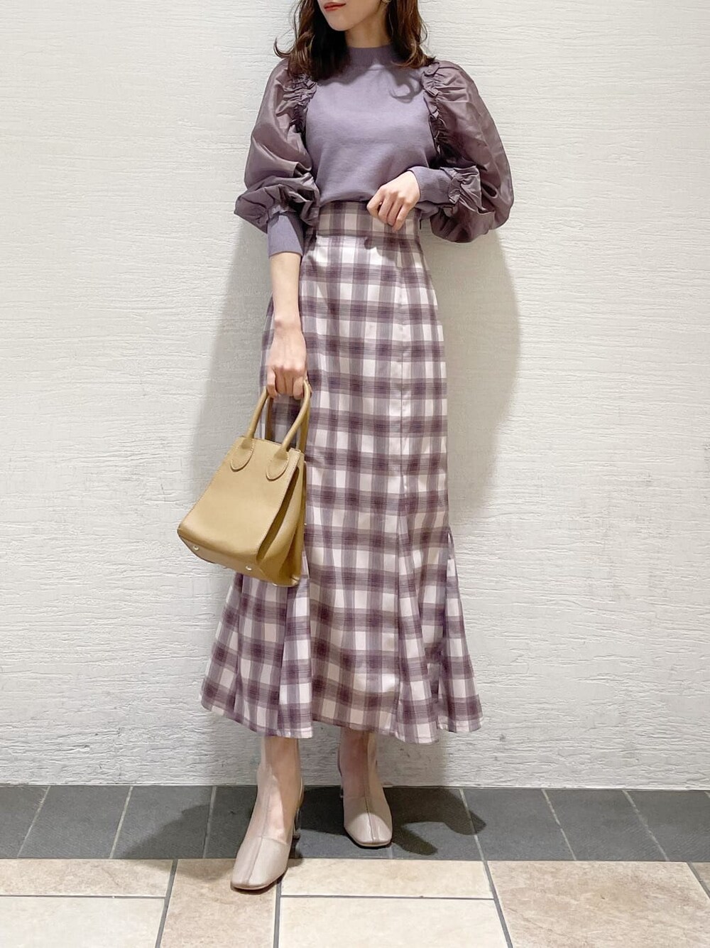 パープル系のスカート、ベージュ系のブーツ、パープル系のニット/セーターを着用したレディースの冬コーディネートの10枚目の写真