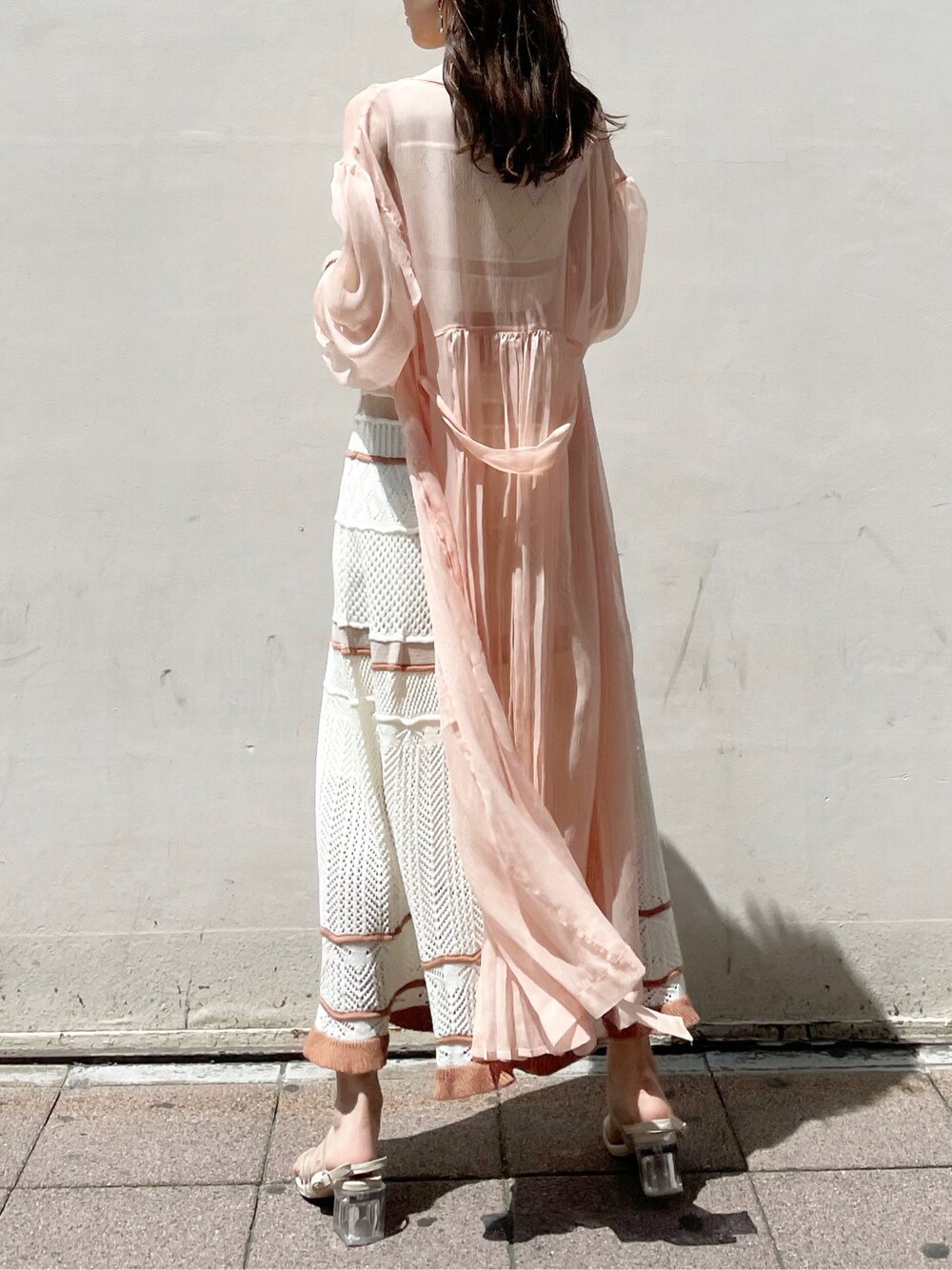 オレンジ系のシャツ/ブラウス、オレンジ系のワンピース、その他のサンダルを着用したレディースの春コーディネートの3枚目の写真