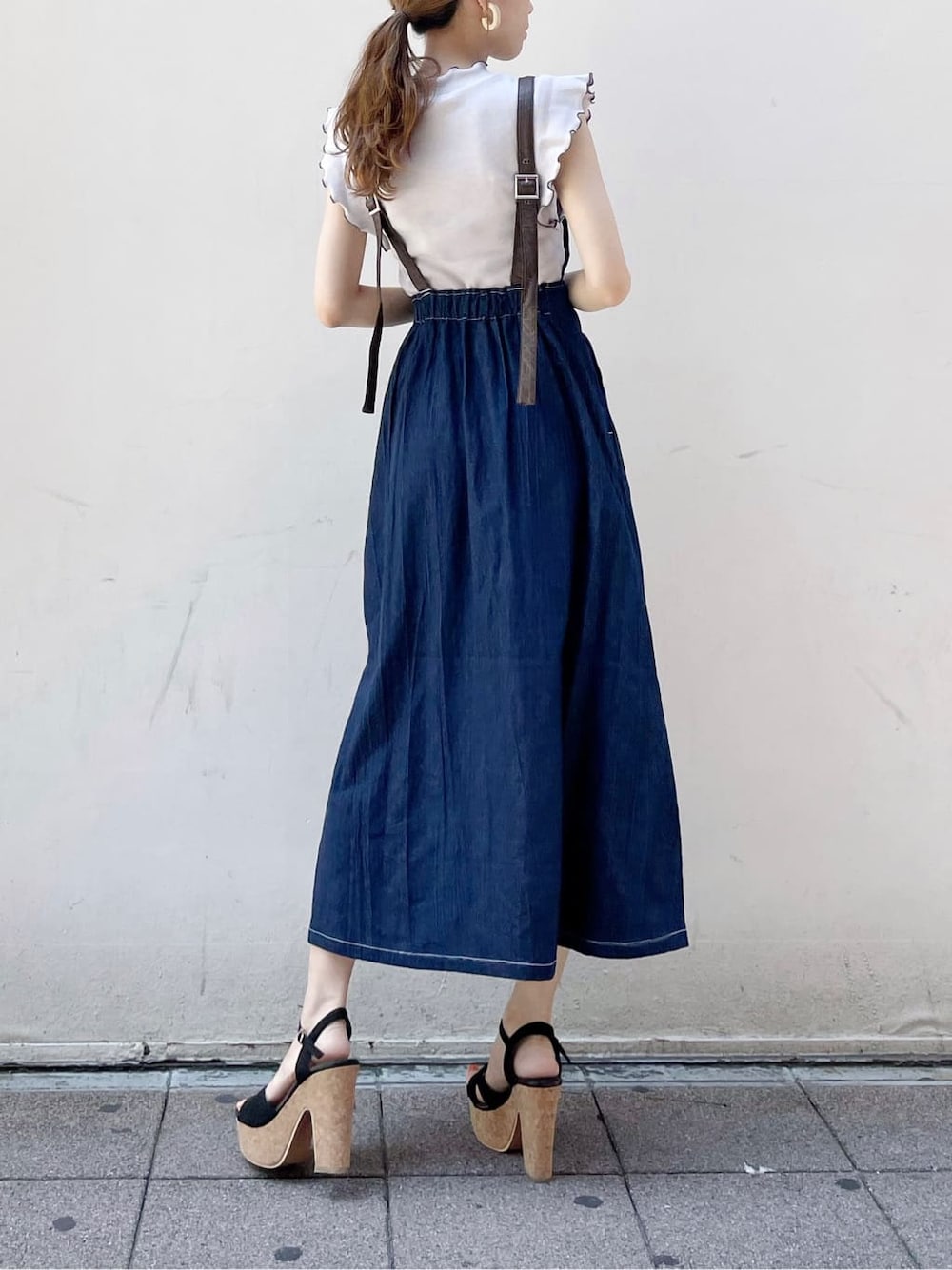 ブラック系のサンダル、ブルー系のジャンパースカート、グレー系のTシャツ/カットソーを着用したレディースの夏コーディネートの3枚目の写真