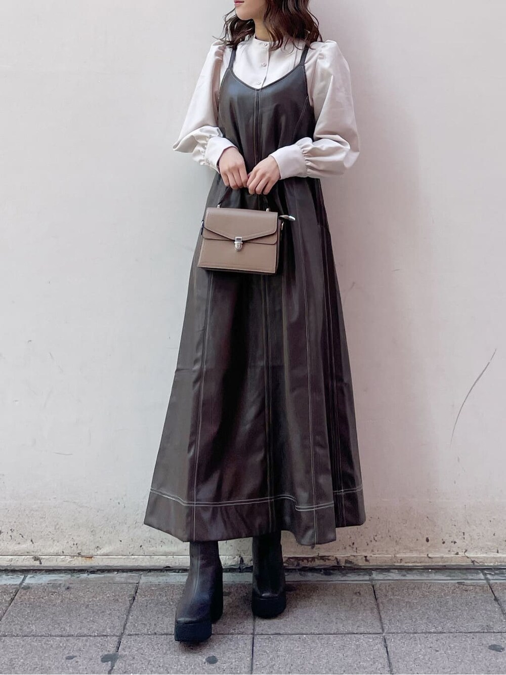 ブラウン系のワンピース、ブラウン系のブーツ、ベージュ系のシャツ/ブラウスを着用したレディースの冬コーディネートの7枚目の写真