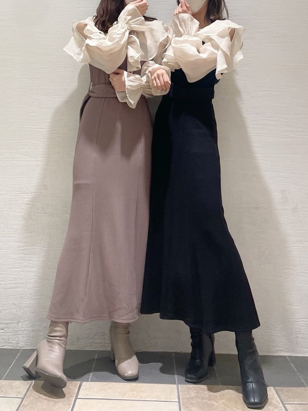 ベージュ系のブーツ、ブラック系のブーツ、ブラック系のワンピースを着用したレディースの秋コーディネートの2枚目の写真