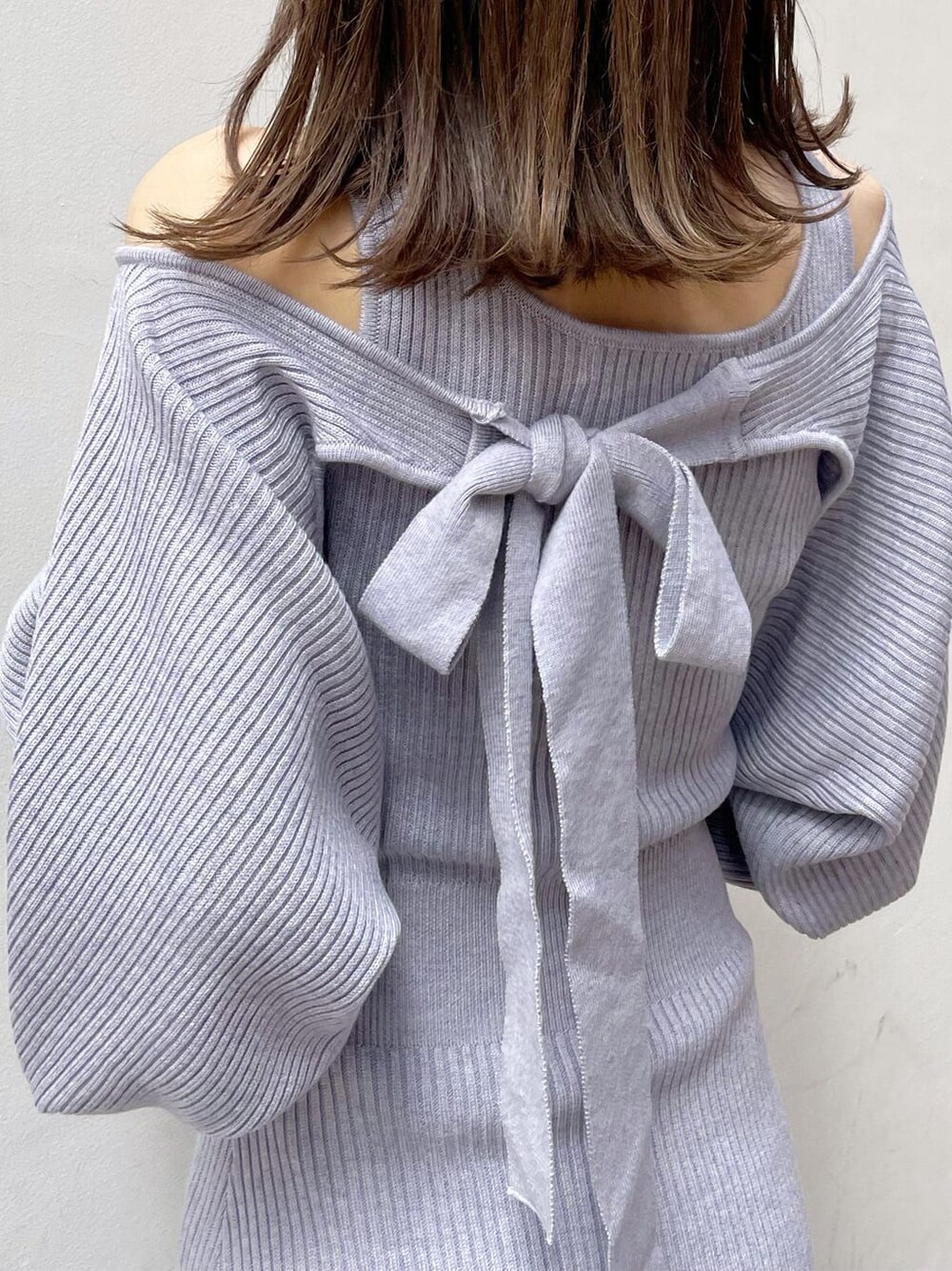 パープル系のワンピース、グレー系のブーツを着用したレディースの秋コーディネートの7枚目の写真