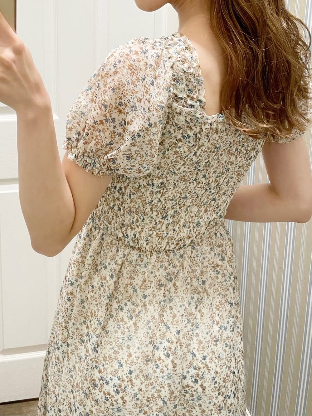 その他のワンピース、その他のサンダル、ホワイト系のイヤリングを着用したレディースの夏コーディネートの4枚目の写真