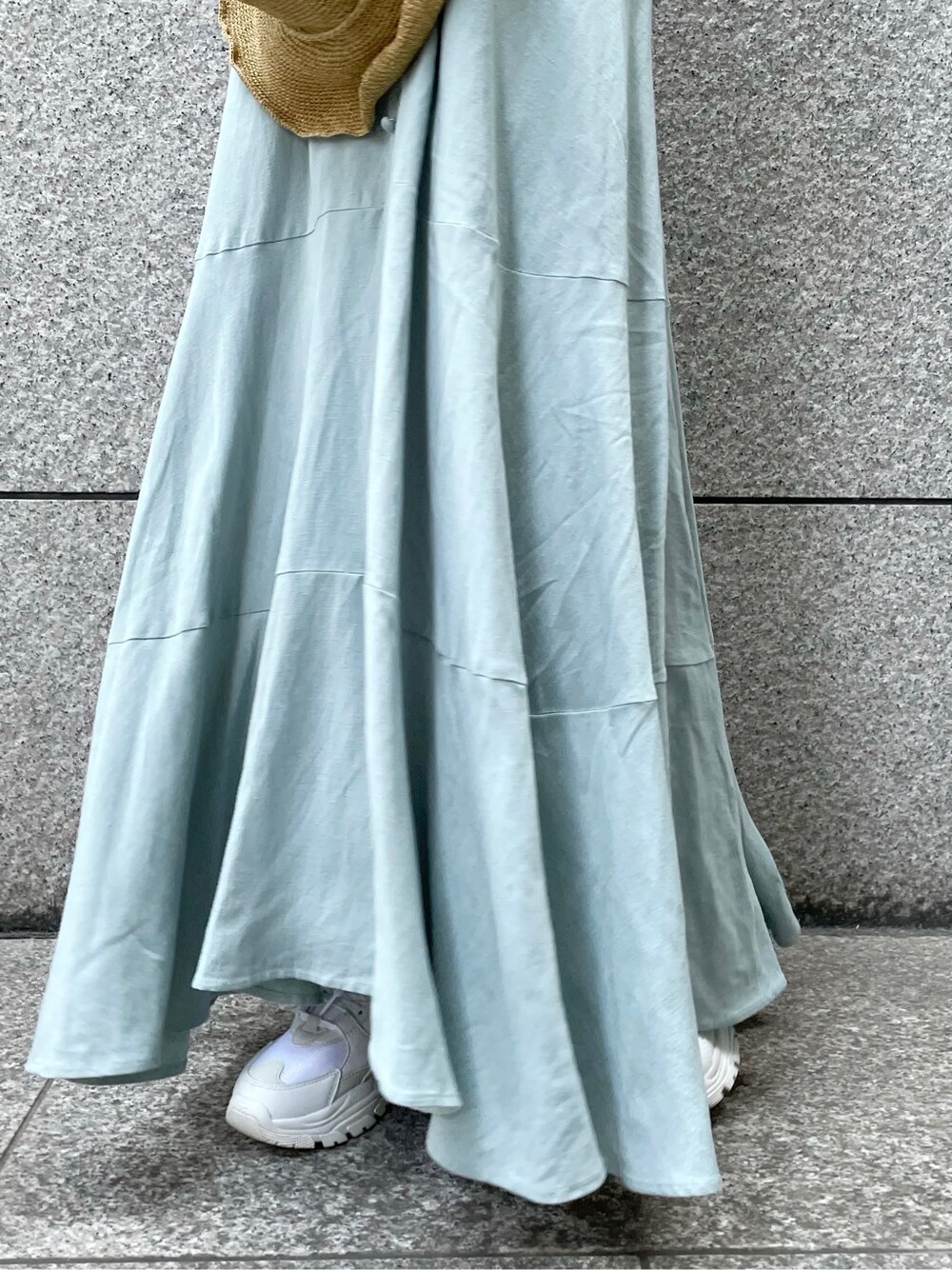 ホワイト系のスニーカー、ブルー系のワンピース、ホワイト系のTシャツ/カットソーを着用したレディースの春コーディネートの9枚目の写真