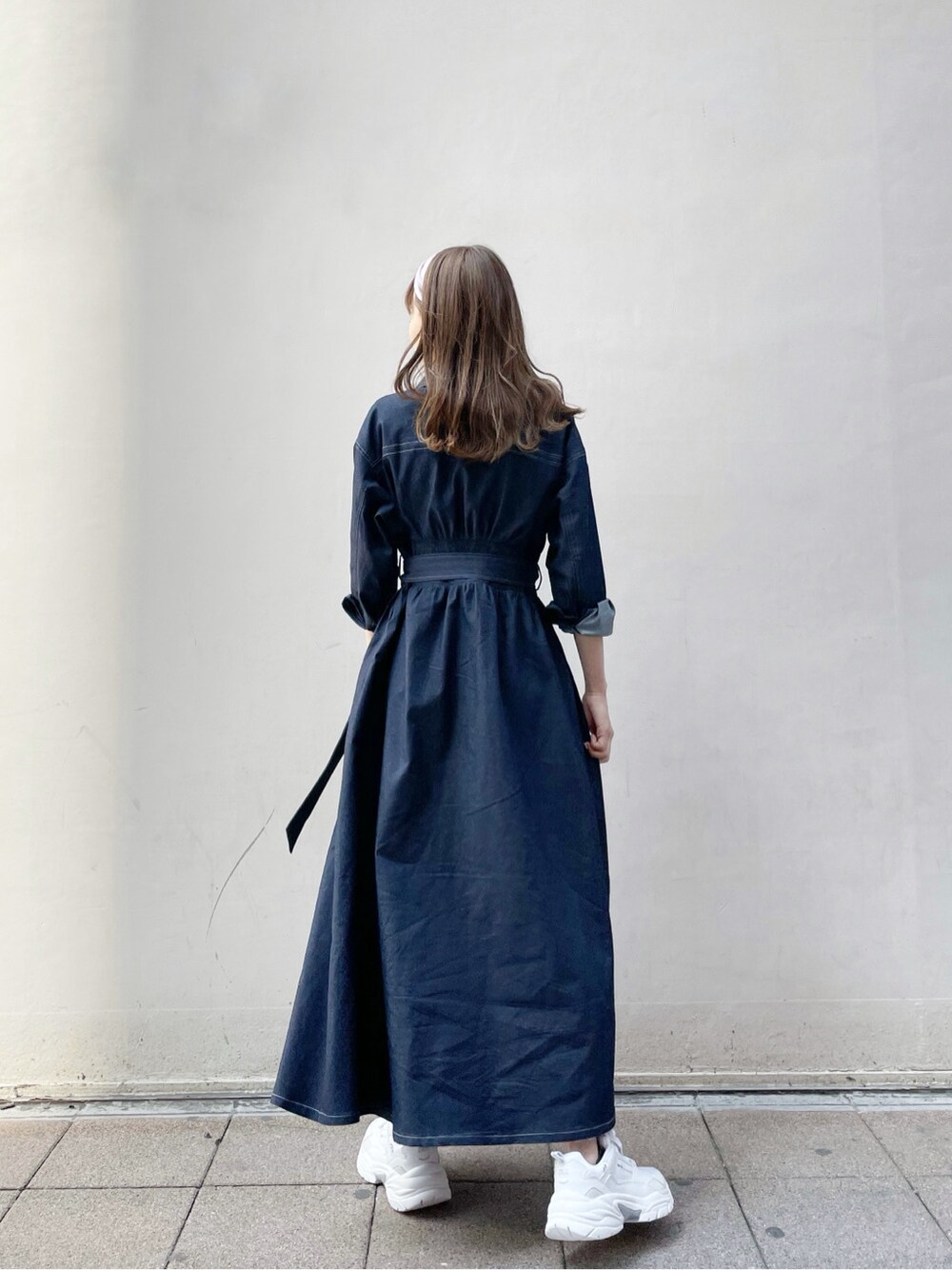 ブルー系のワンピース、ブルー系のスカート、ホワイト系のスニーカーを着用したレディースの春コーディネートの6枚目の写真