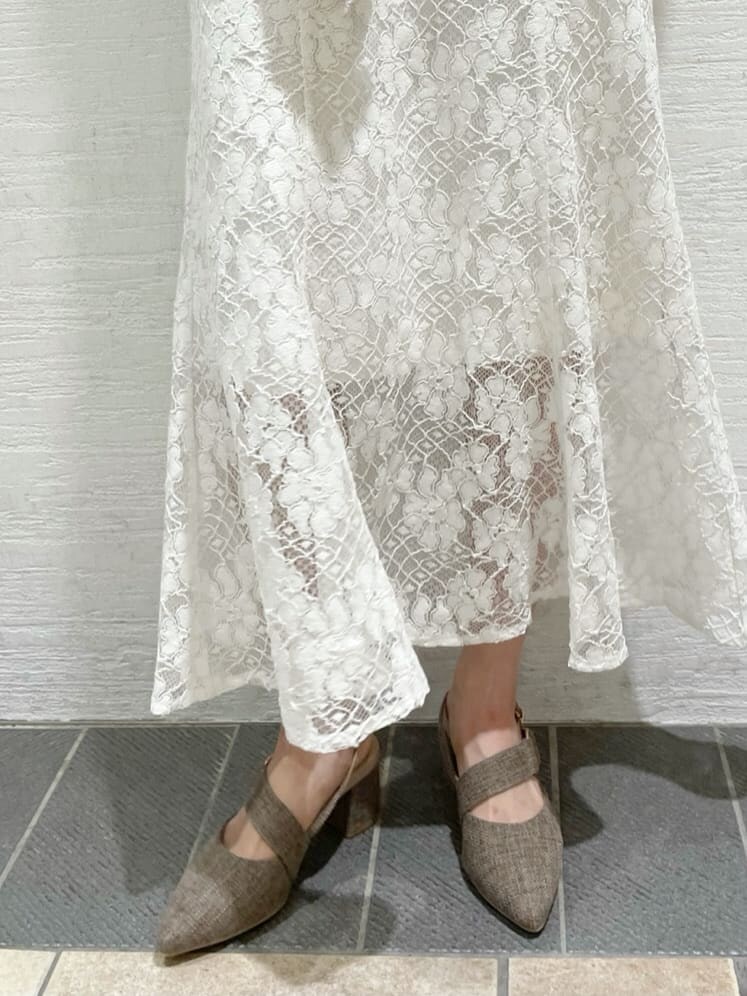 ホワイト系のスカート、ピンク系のダウンジャケット/コート、ブラウン系のニット/セーターを着用したレディースの夏コーディネートの10枚目の写真