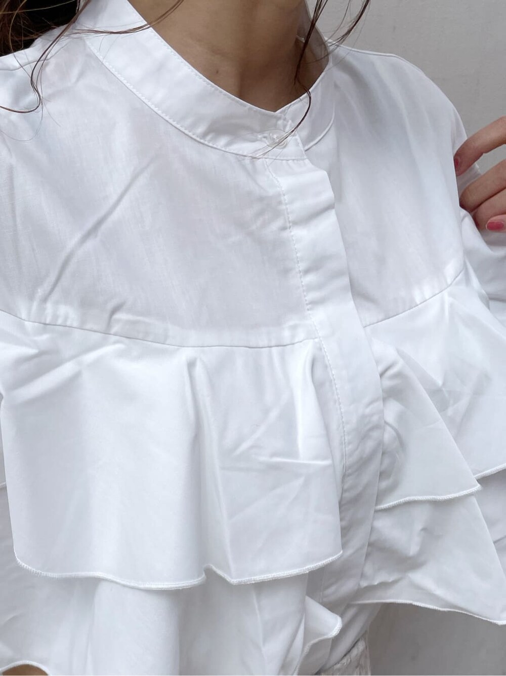 ホワイト系のパンプス、ホワイト系のショルダーバッグ、ホワイト系のシャツ/ブラウスを着用したレディースの春コーディネートの8枚目の写真