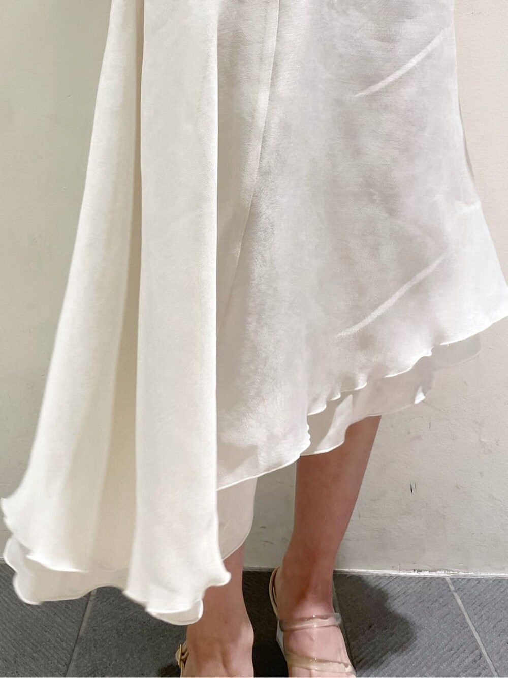 パープル系のサンダル、ベージュ系のスカート、ピンク系のTシャツ/カットソーを着用したレディースの春コーディネートの9枚目の写真