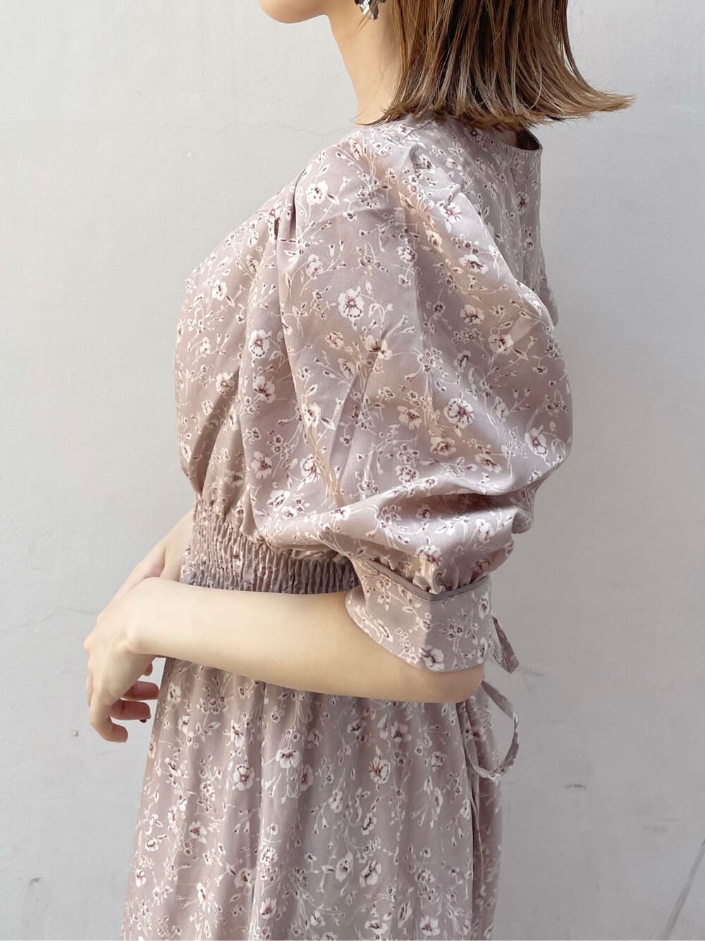 ピンク系のワンピース、ベージュ系のブーツを着用したレディースの夏コーディネートの6枚目の写真