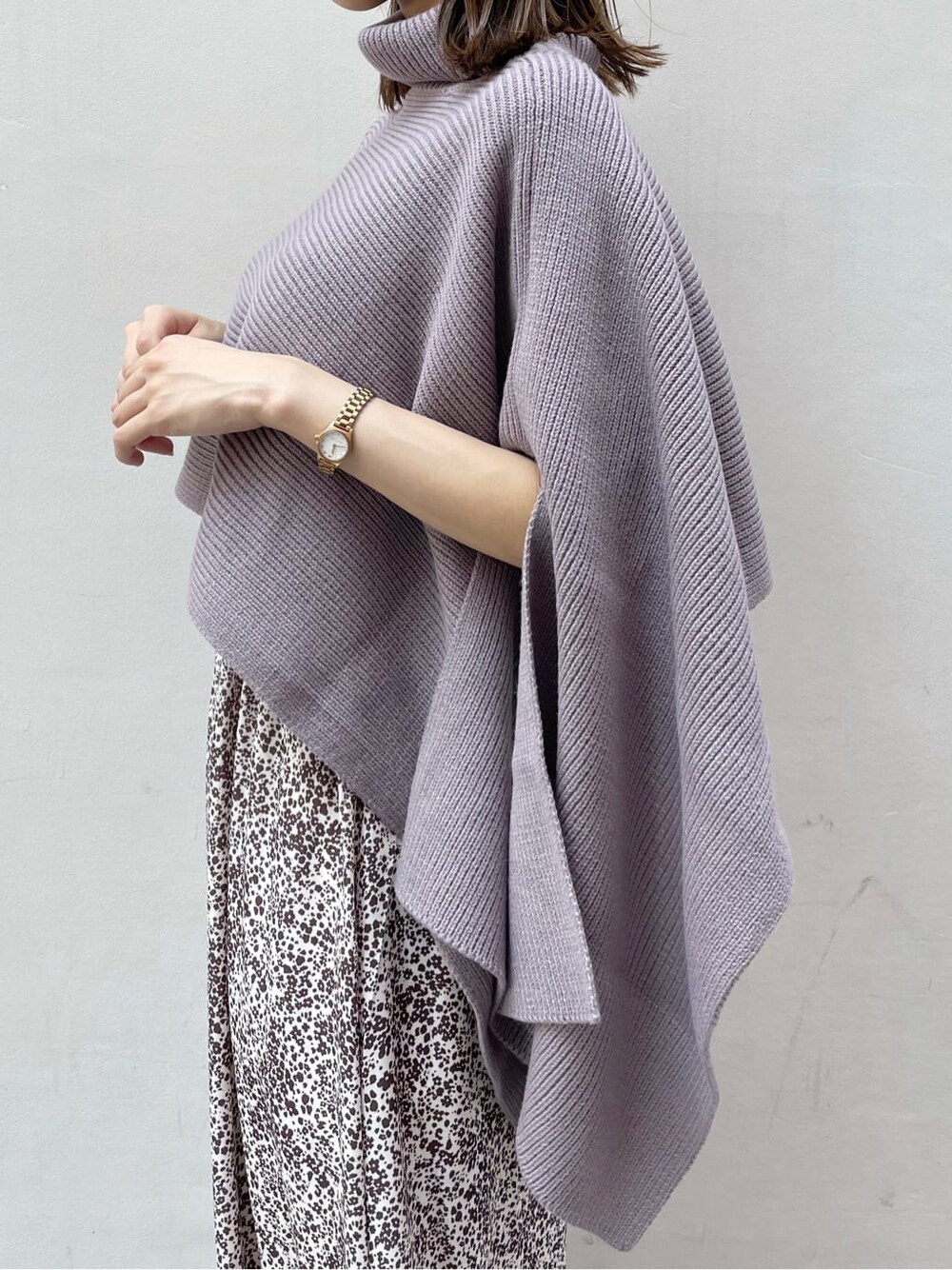 ブラウン系のワンピース、ベージュ系のブーツ、パープル系のニット/セーターを着用したレディースの秋コーディネートの6枚目の写真