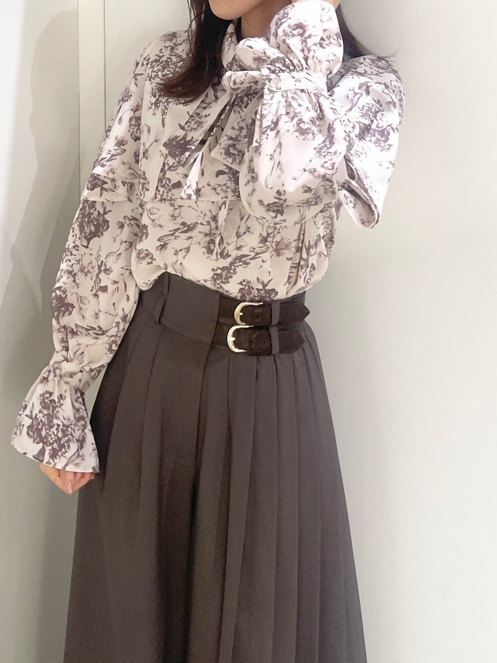 ピンク系のシャツ/ブラウス、グレー系のその他パンツ、ブラック系のローファーを着用したレディースの秋コーディネートの5枚目の写真