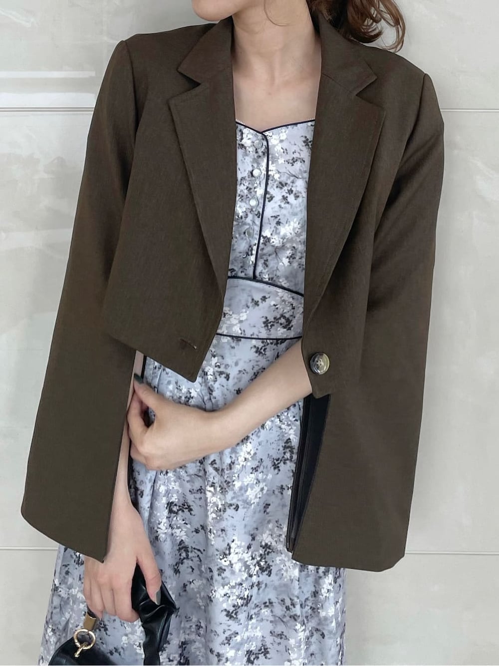 ブラウン系のその他アウター、ブラック系のパンプス、グレー系のワンピースを着用したレディースの秋コーディネートの3枚目の写真