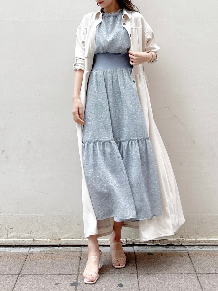 ホワイト系のワンピース、ブルー系のワンピース、その他のサンダルを着用したレディースの春コーディネートの7枚目の写真